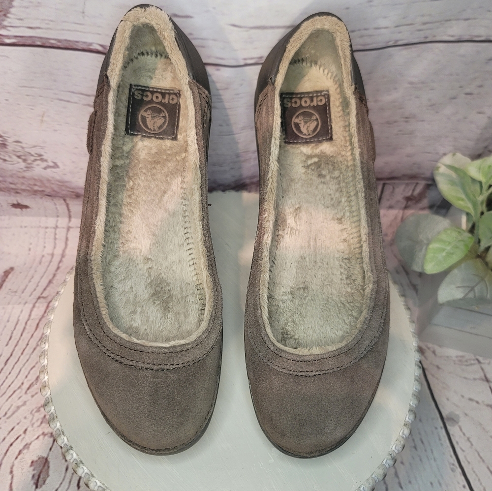 Crocs Mammoth Winter Ballet Flats in Brown Suede. Size 8W